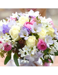 Giunchiglie, fresie blue moon, rose bianche e ranuncoli rosa