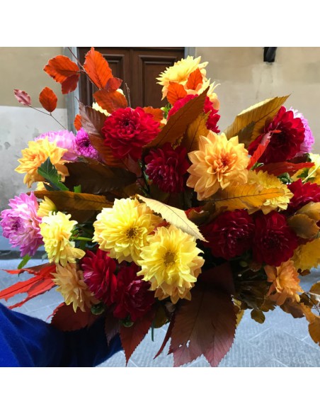 Ramo otoñal con colores fuertes dalias